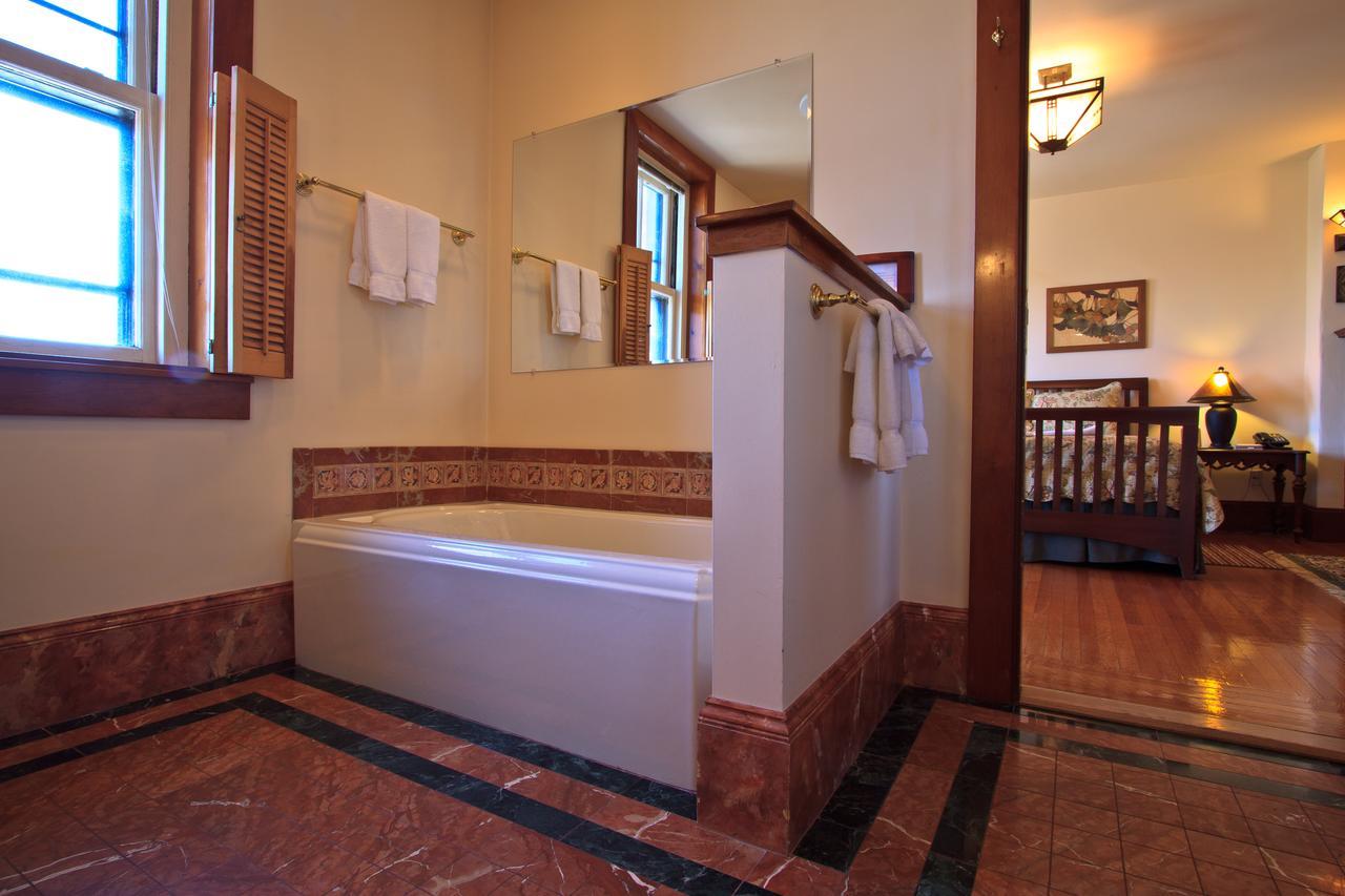 Bed and Breakfast The Gryphon House Бостон Экстерьер фото